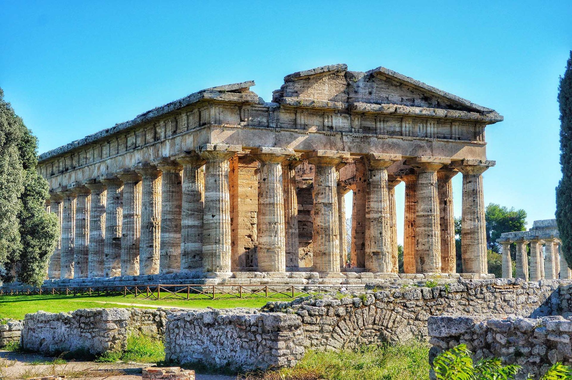 temple neptune paestum italia (en)